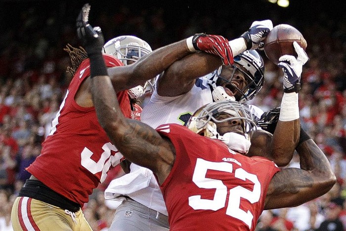 Một pha tranh bóng hỗn loạn giữa các cầu thủ của đội 49ers và Seattle tại giải Vô địch bóng bầu dục nhà nghề Mỹ (NFL).